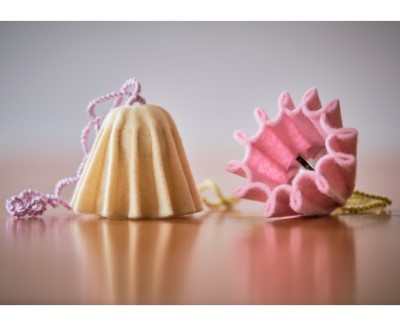 anhänger mit glöckchen - aus edelstahl und filz